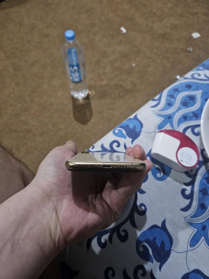 Apple iPhone XS 4