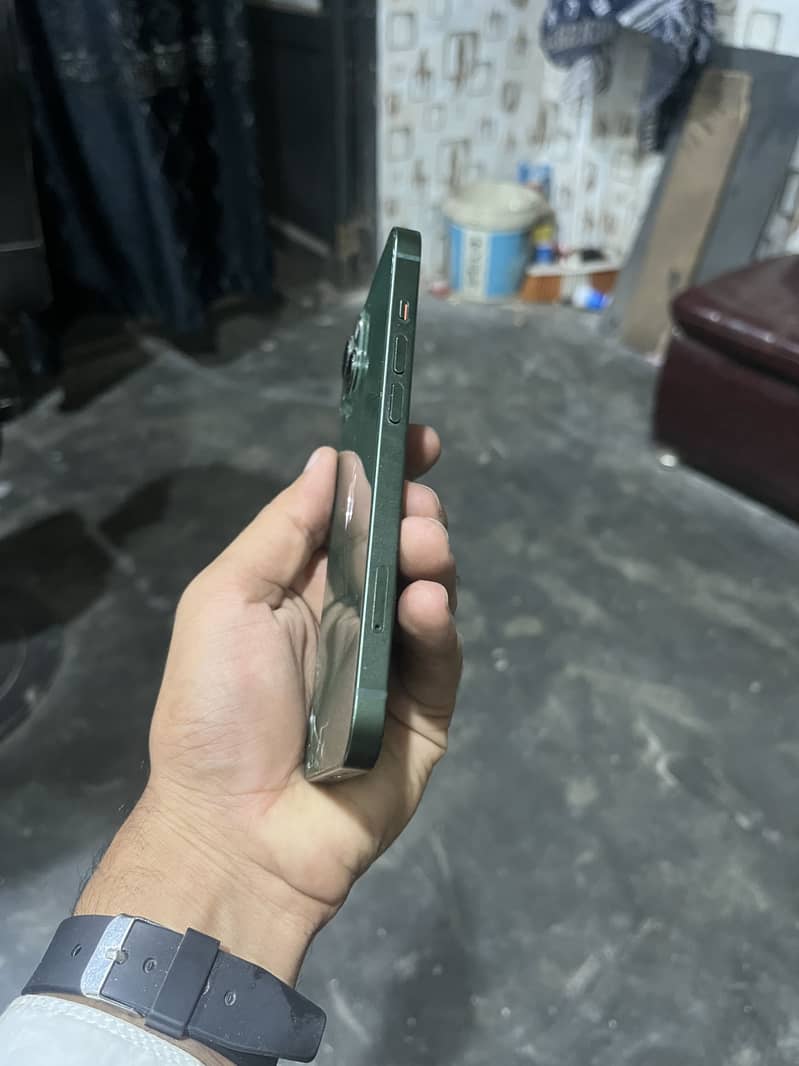 Apple iPhone 13 4