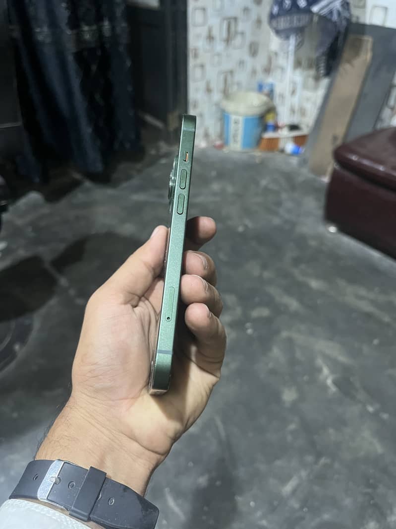 Apple iPhone 13 8