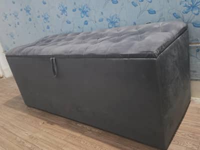Elegent grey setty.