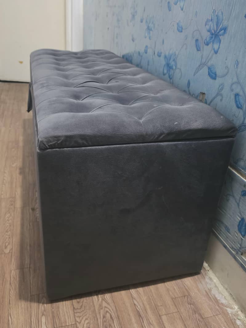 Elegent grey setty. 1