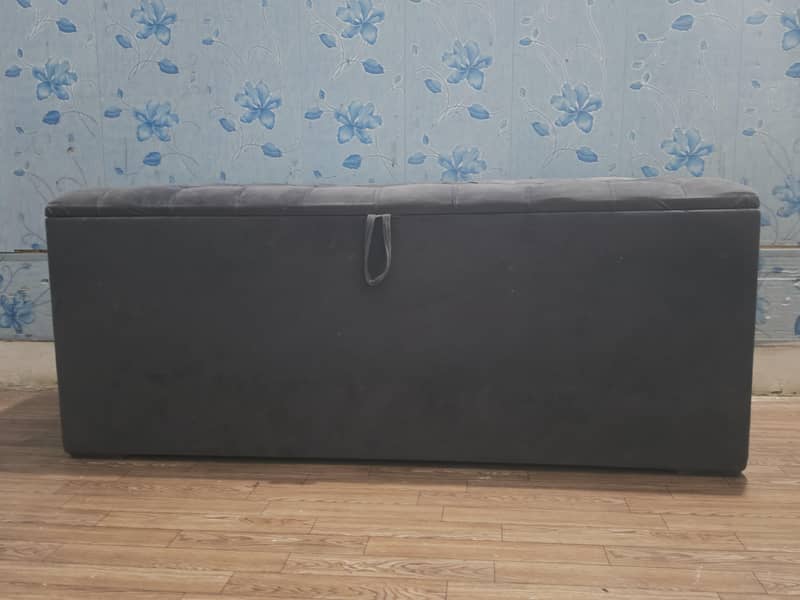 Elegent grey setty. 4