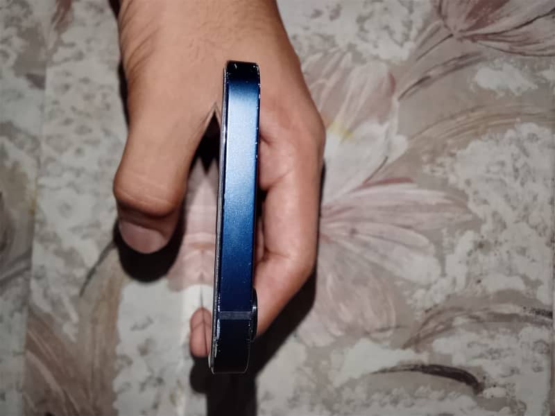 Apple iPhone 12 4