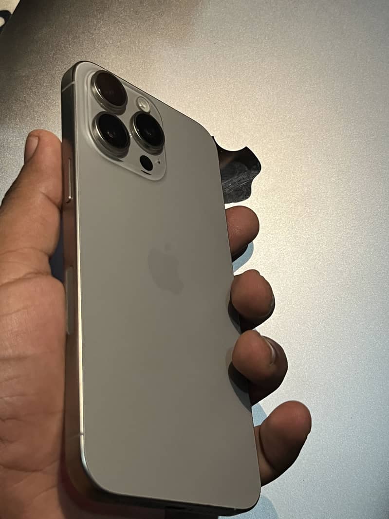 Apple iPhone 15 Pro Max 3