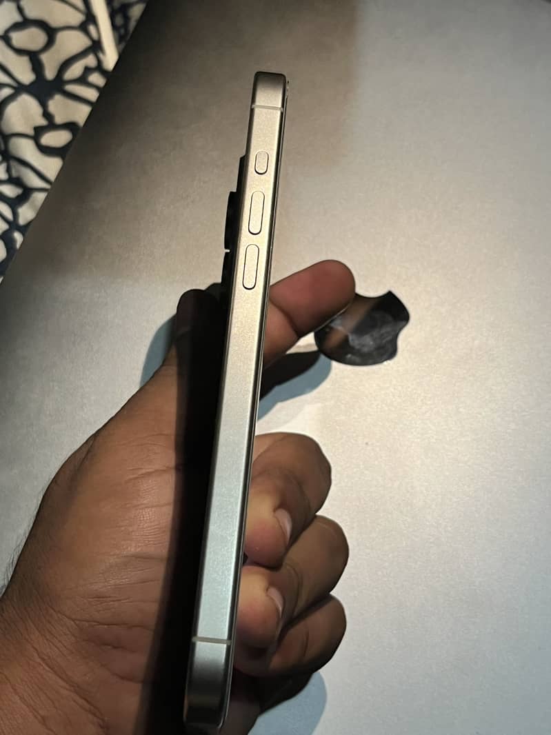 Apple iPhone 15 Pro Max 6