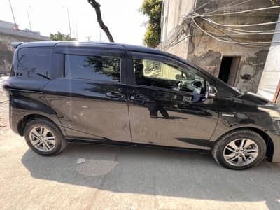 Toyota Sienta 2017