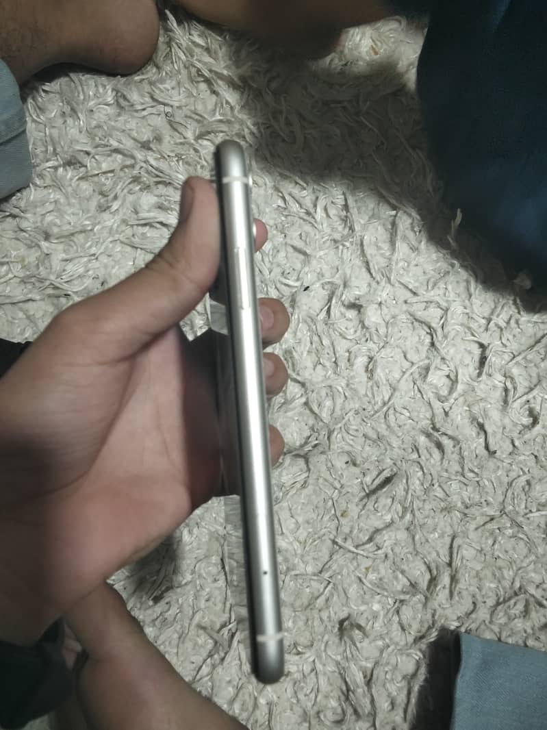 Apple iPhone 11 4
