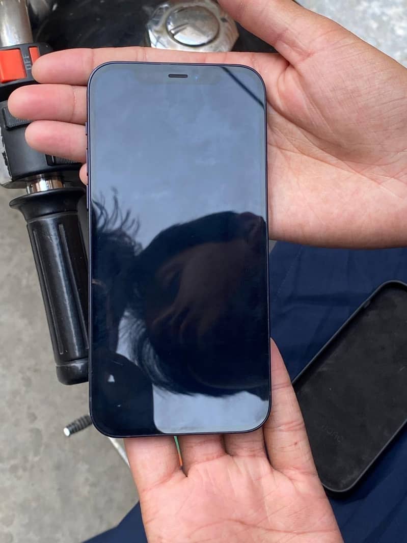 Apple iPhone 12 4