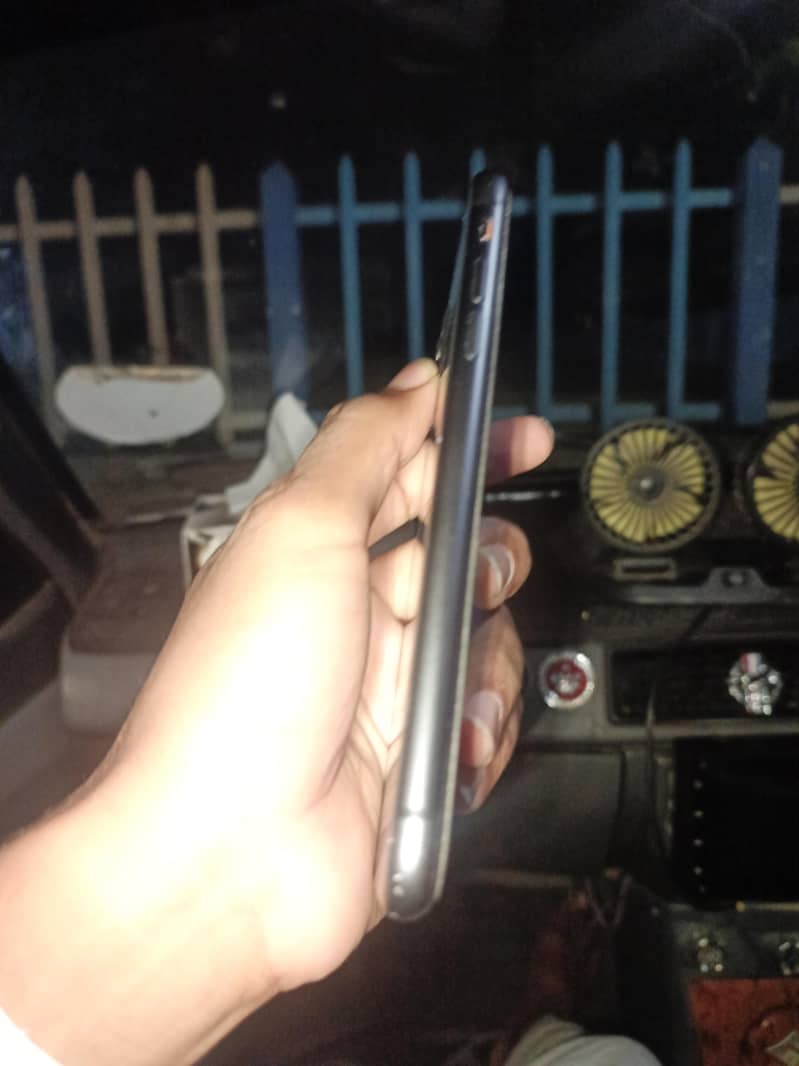 Apple iPhone 11 4