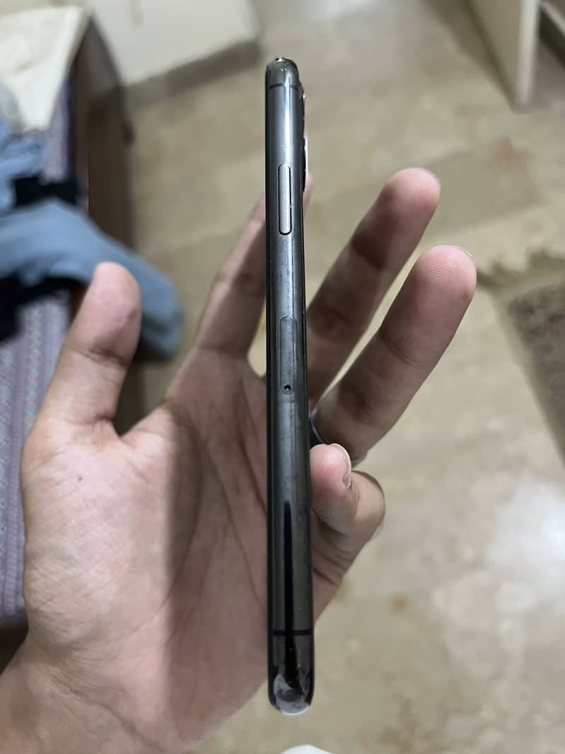 Apple iPhone 11 Pro 4