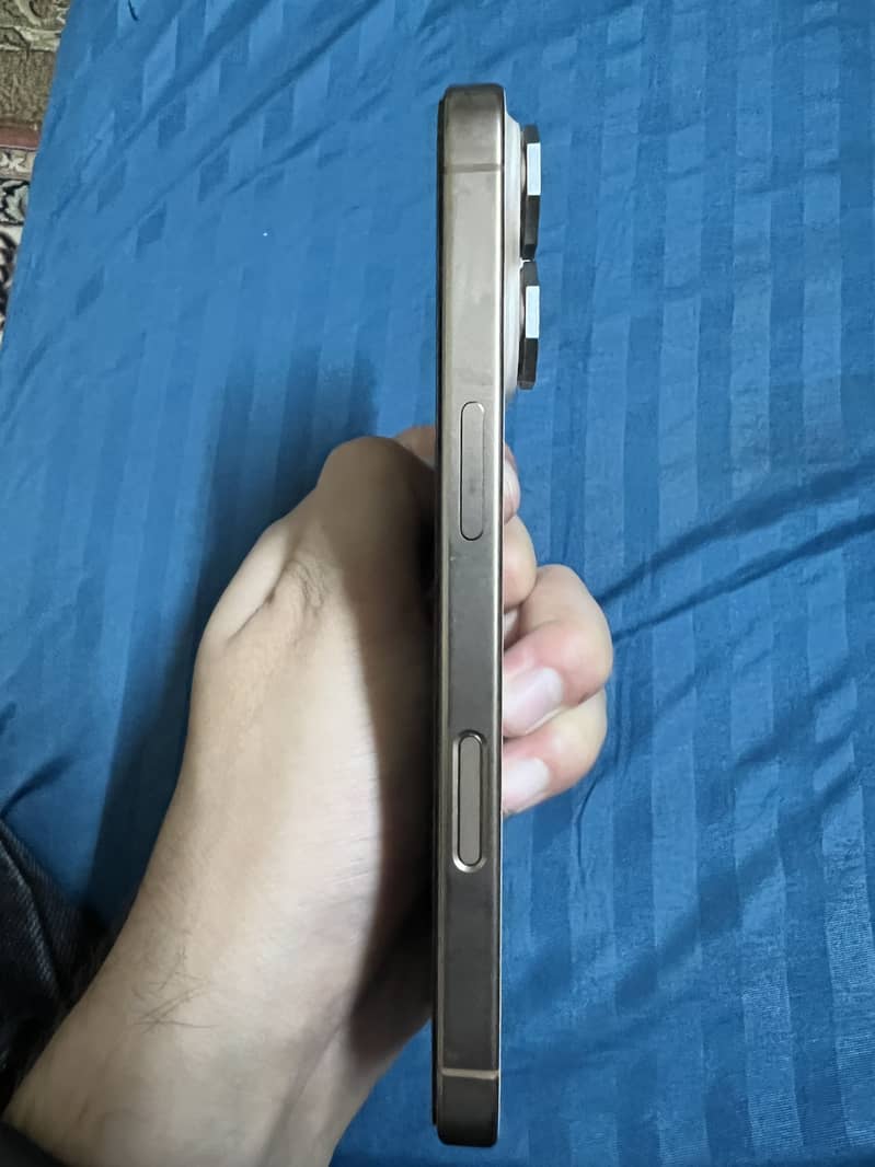 Apple iPhone 16 Pro 4