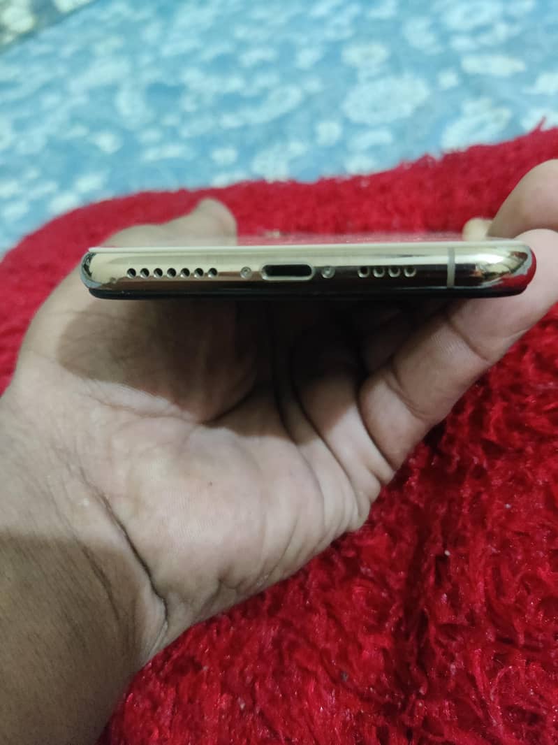 Apple iPhone XS Max 4