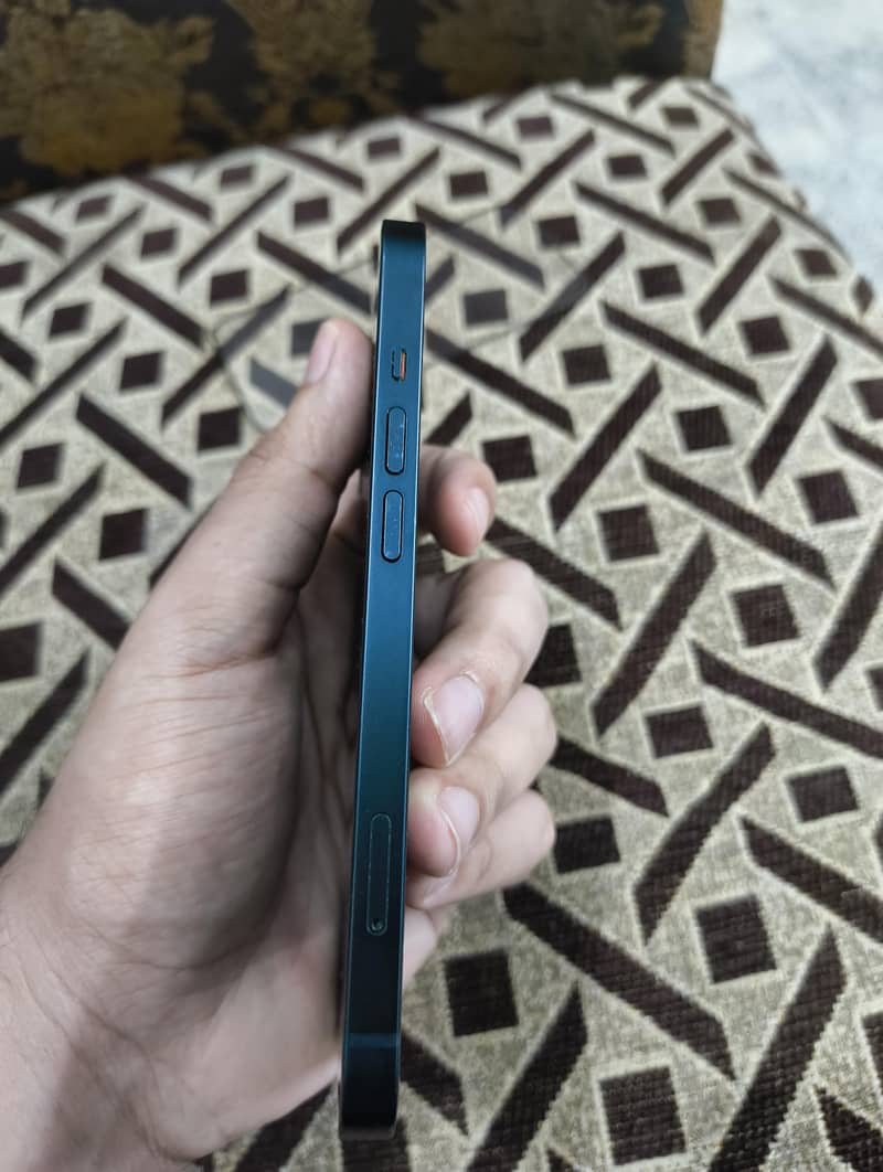 Apple iPhone 13 2