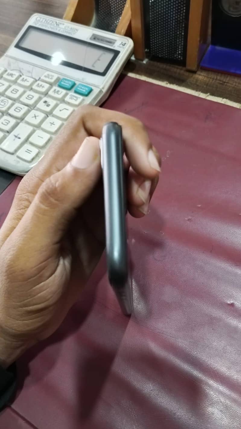 Apple iPhone 11 4