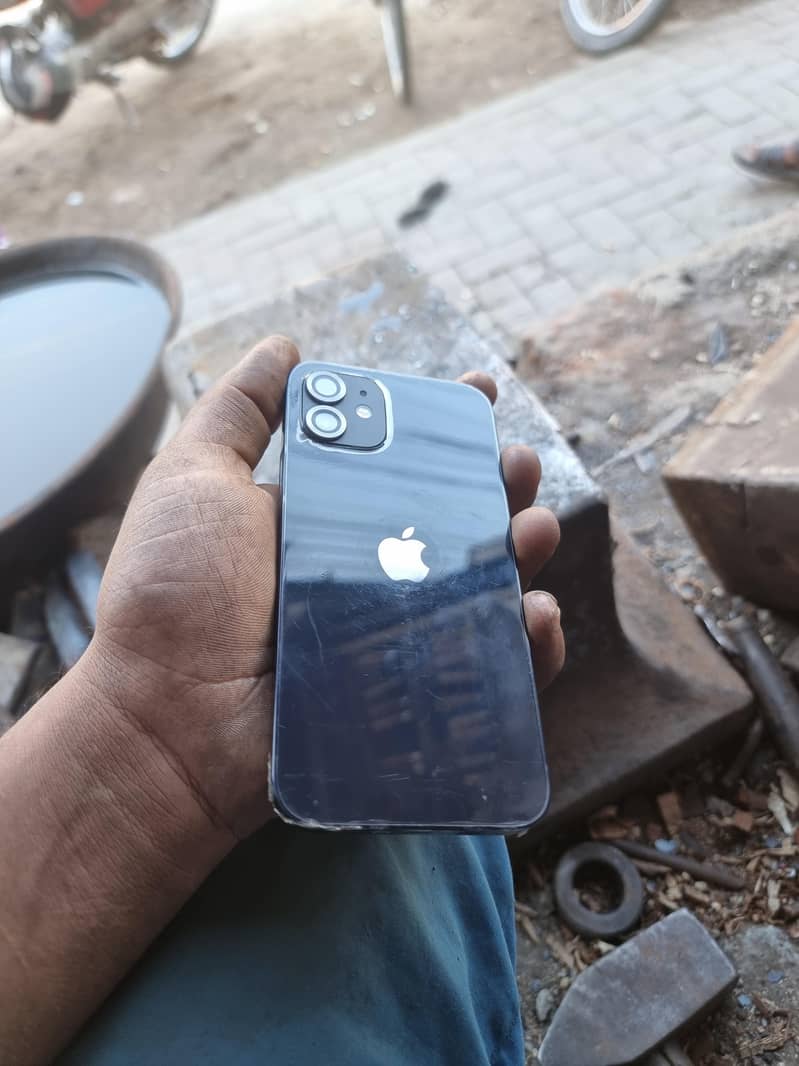 Apple iPhone 12 4