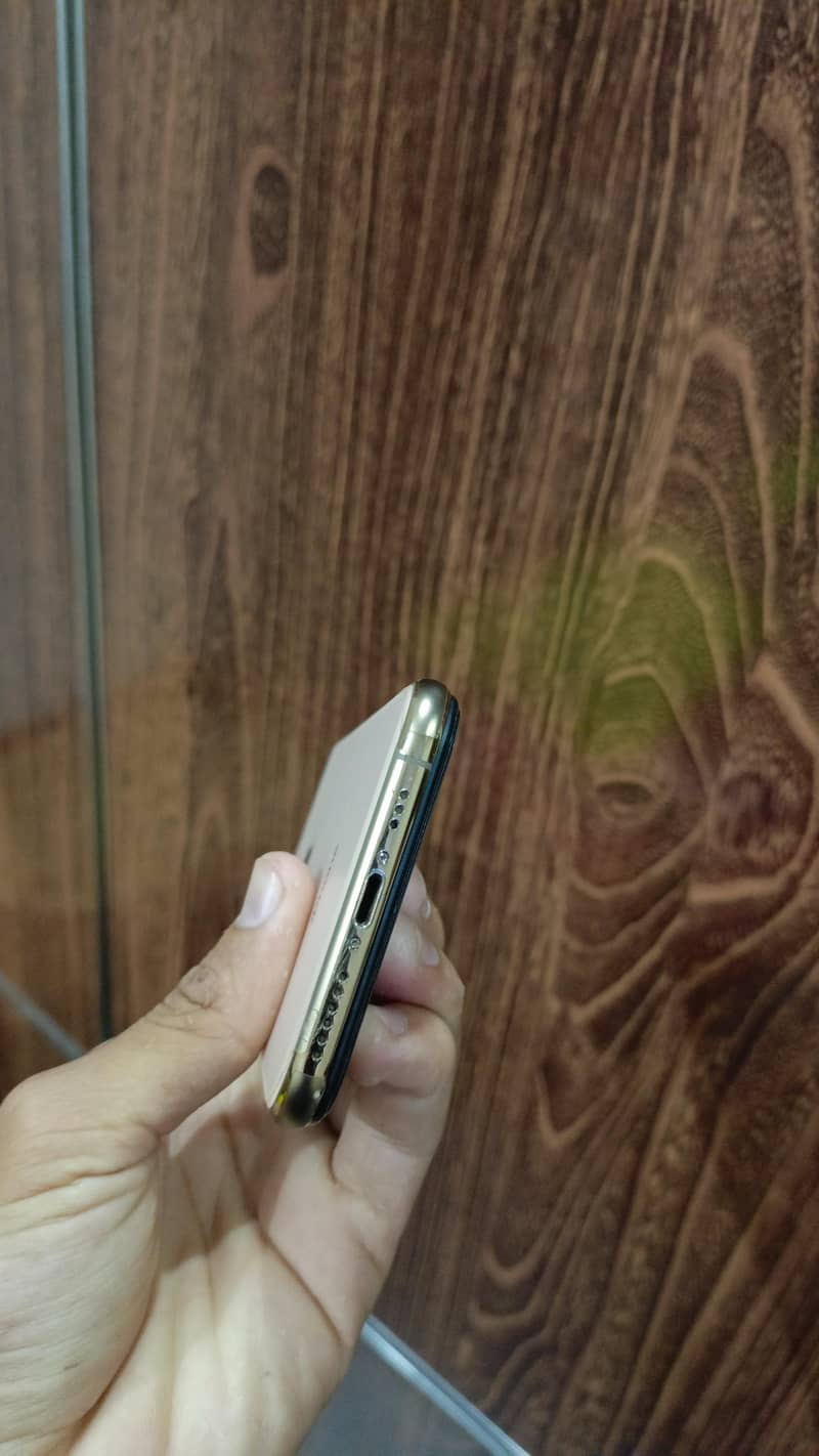 iPhone Xs 4