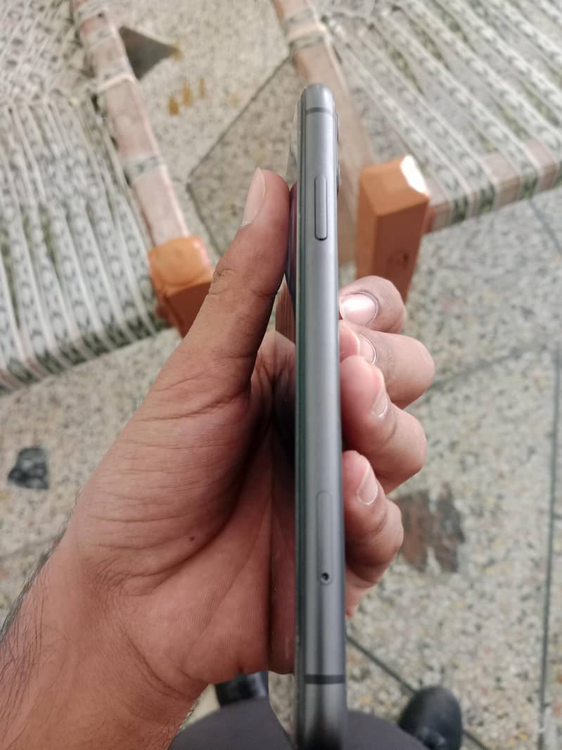 Apple iPhone 11 4