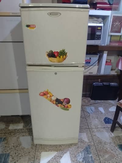 Waves fridge Mediumsize good condition family used fridge. 03408511564