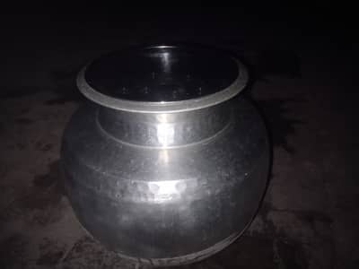 Aluminium ایلومینیم کی ہے ـ کمرشل دیگ ہے تو  اس  کا وزن 17*15