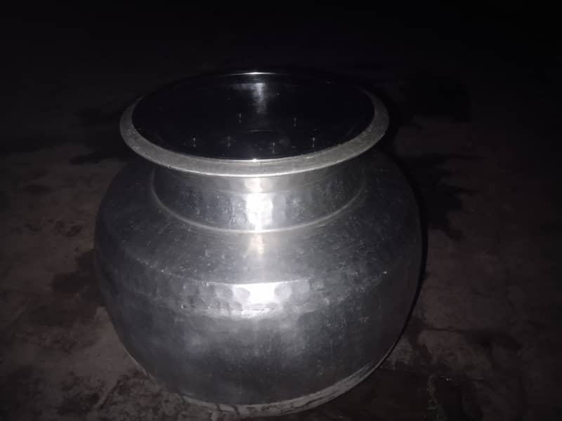 Aluminium ایلومینیم کی ہے ـ کمرشل دیگ ہے تو  اس  کا وزن 17*15 0