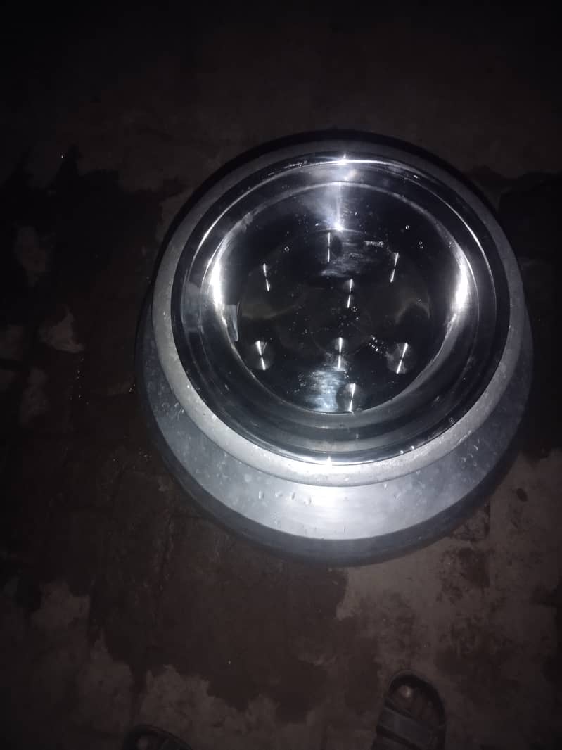 Aluminium ایلومینیم کی ہے ـ کمرشل دیگ ہے تو  اس  کا وزن 17*15 1