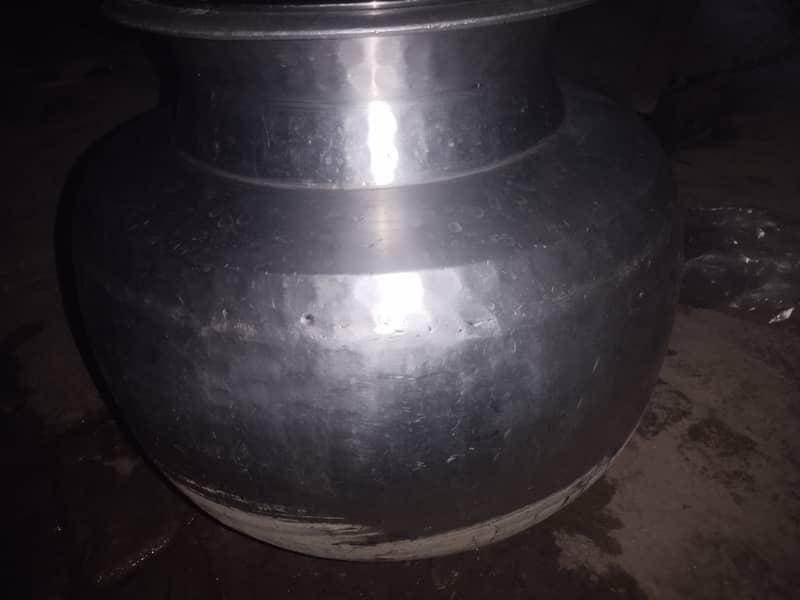 Aluminium ایلومینیم کی ہے ـ کمرشل دیگ ہے تو  اس  کا وزن 17*15 2
