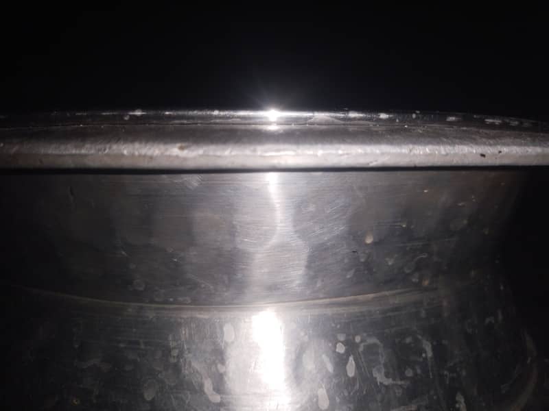 Aluminium ایلومینیم کی ہے ـ کمرشل دیگ ہے تو  اس  کا وزن 17*15 3