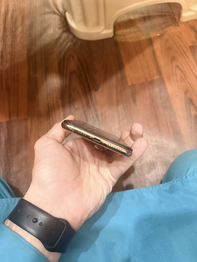 Apple iPhone XS Max 3