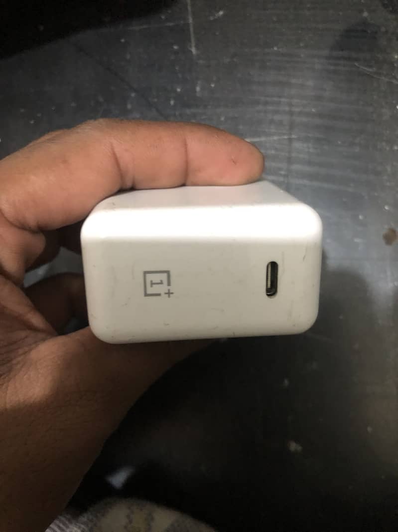 OnePlus کا اوریجنل فاسٹ چارجر - 65W Warp Charge 2