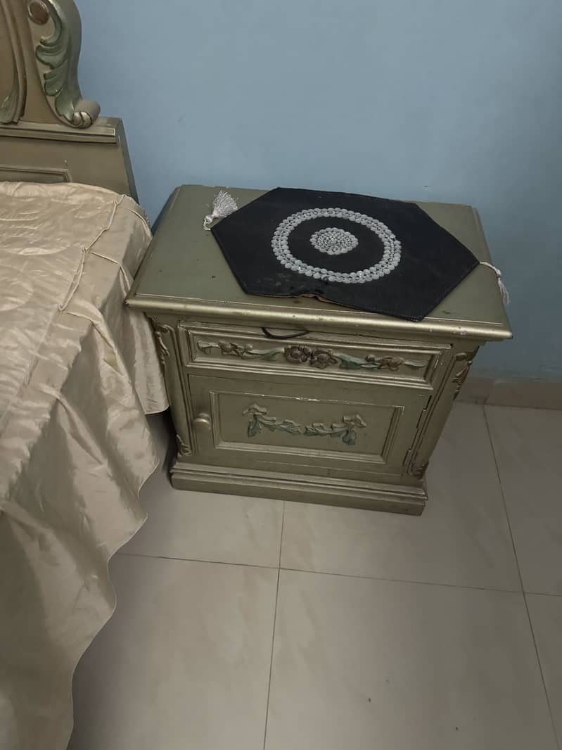 bed,cupboard,side table,dressing table 3