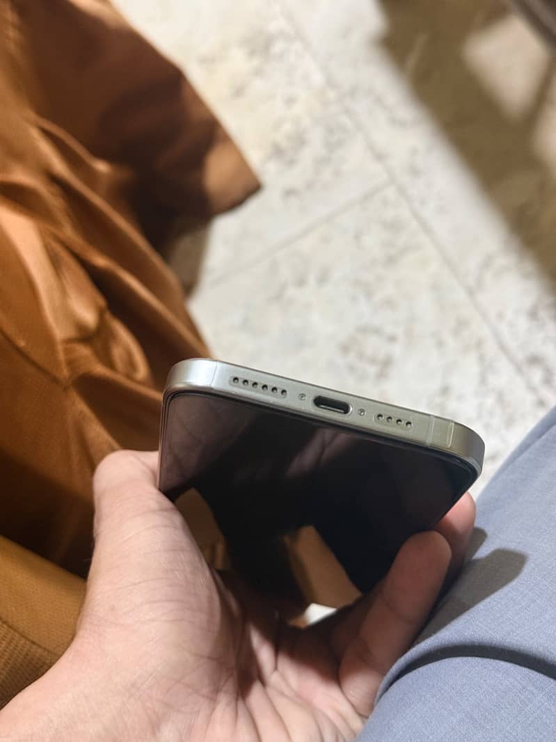 Apple iPhone 15 Pro Max 4