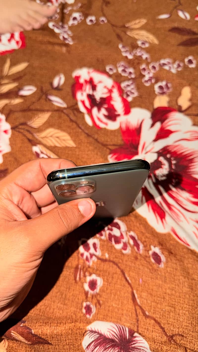Apple iPhone 11 Pro 4