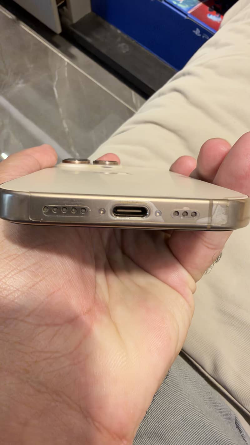 Apple iPhone 16 Pro 9