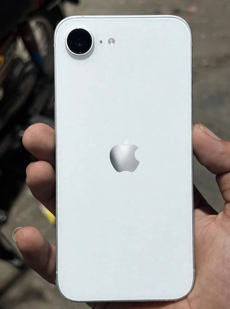Apple iPhone 16e 1