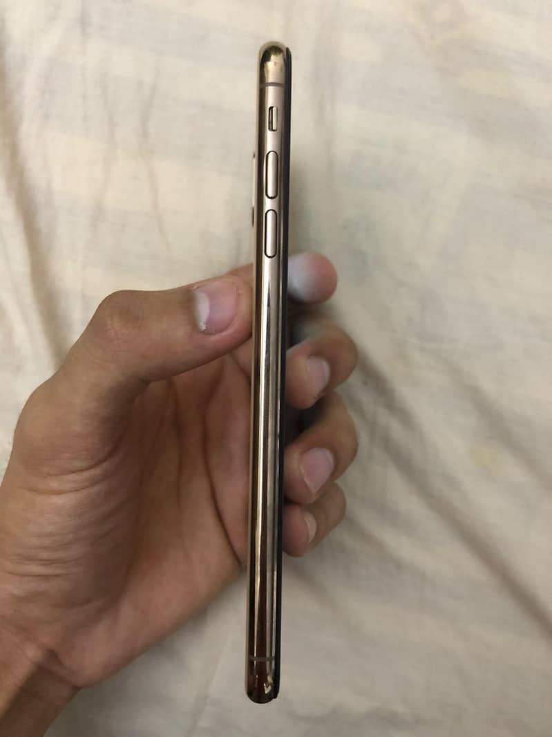 Apple iPhone XS Max 3