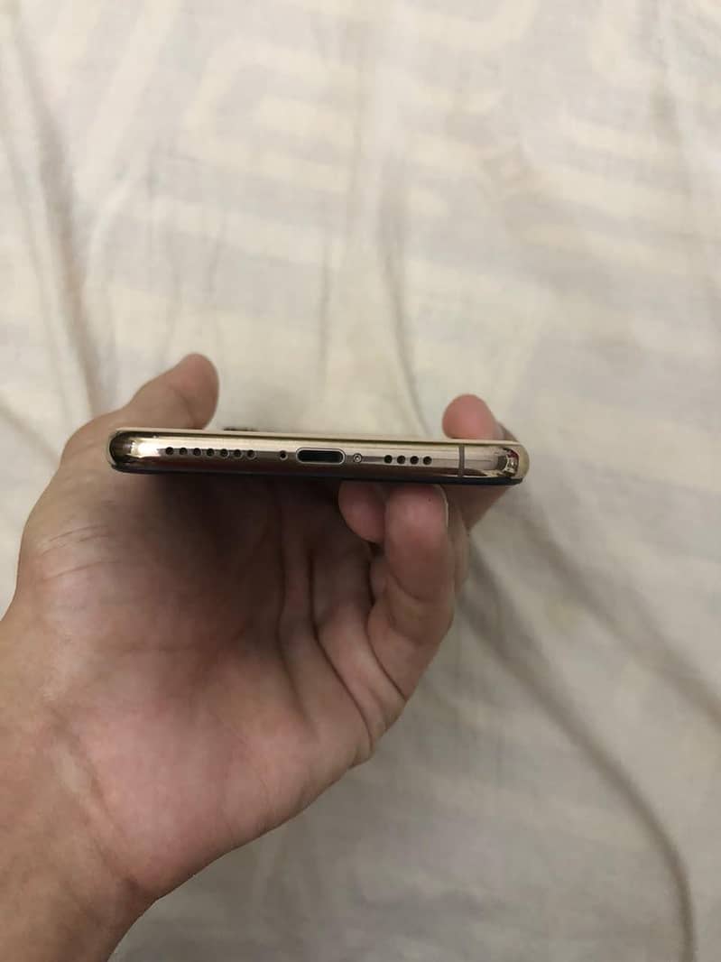 Apple iPhone XS Max 4