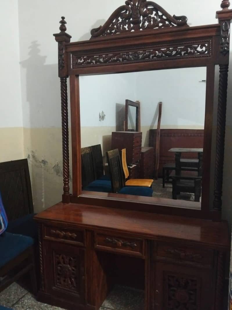 bed dressing table sat 0