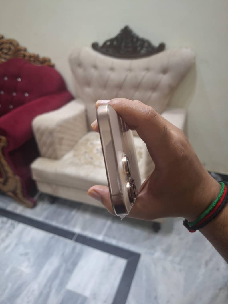 Apple iPhone 16 Pro Max 4