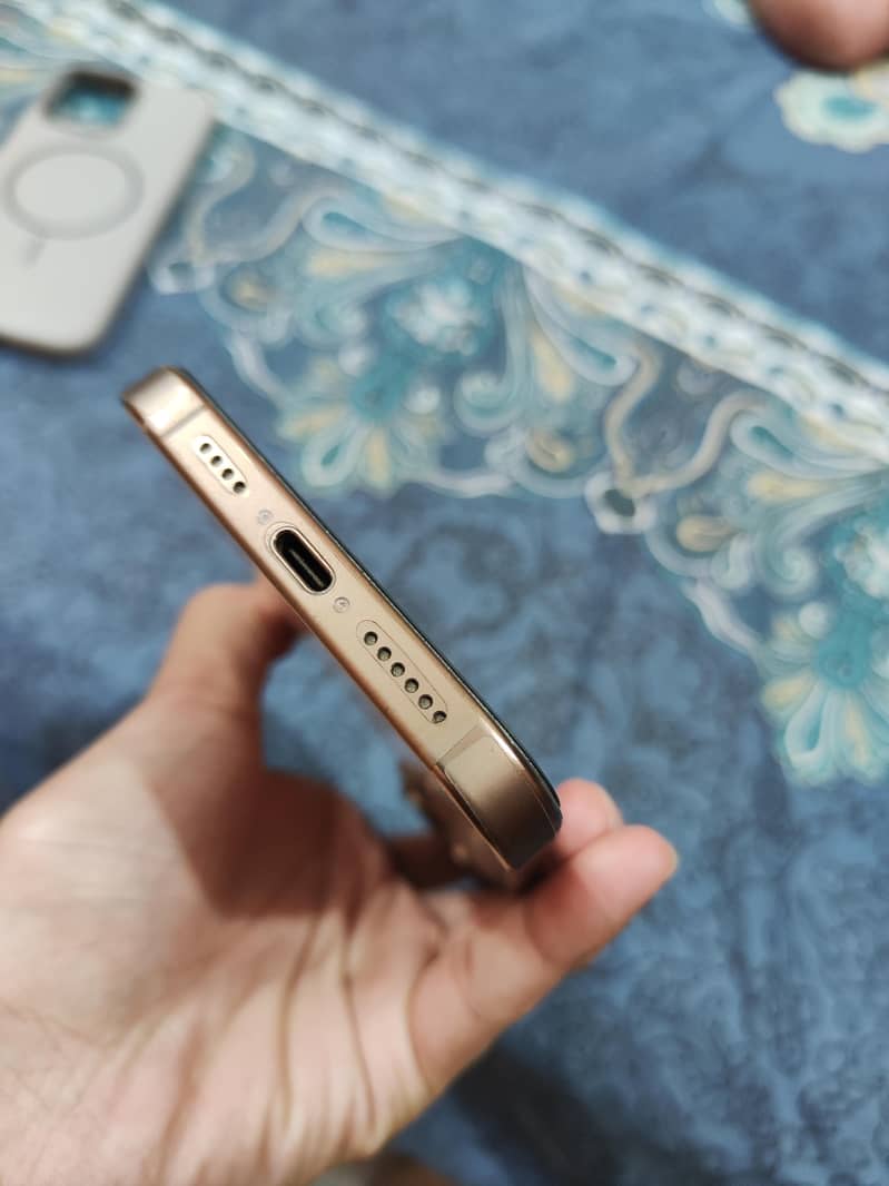 Apple iPhone 16 Pro Max 2