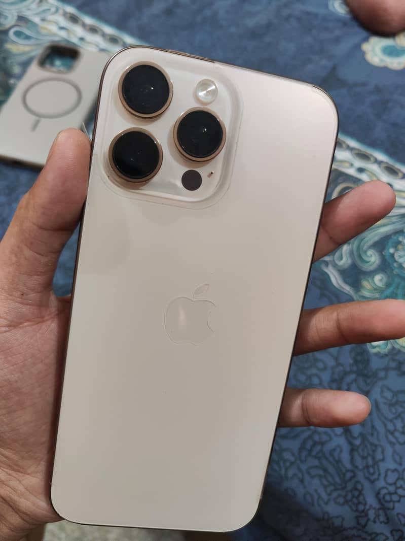 Apple iPhone 16 Pro Max 4