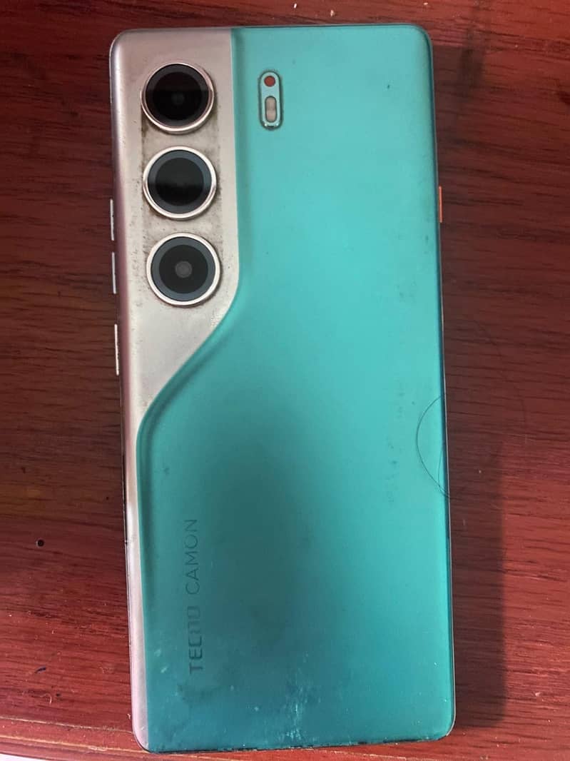 Tecno CAMON 40 Pro 1
