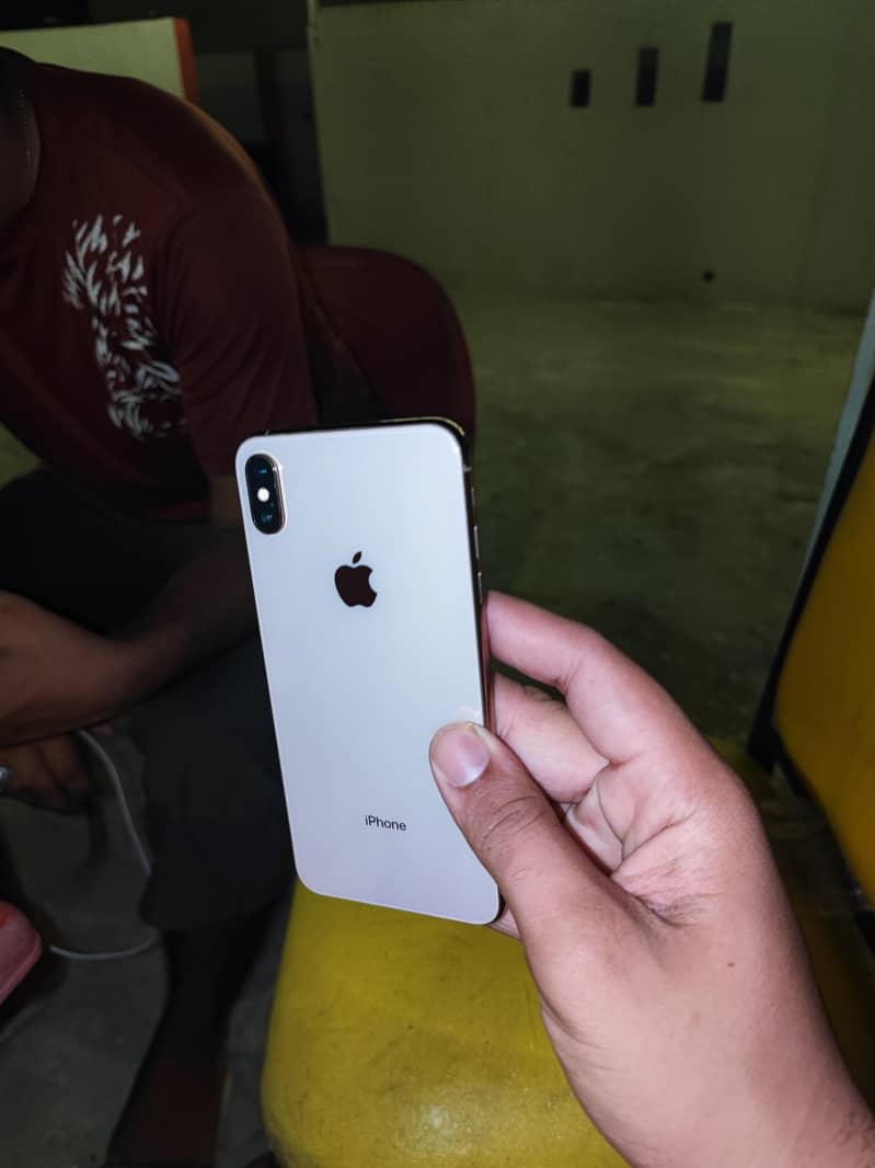Apple iPhone XS Max 3