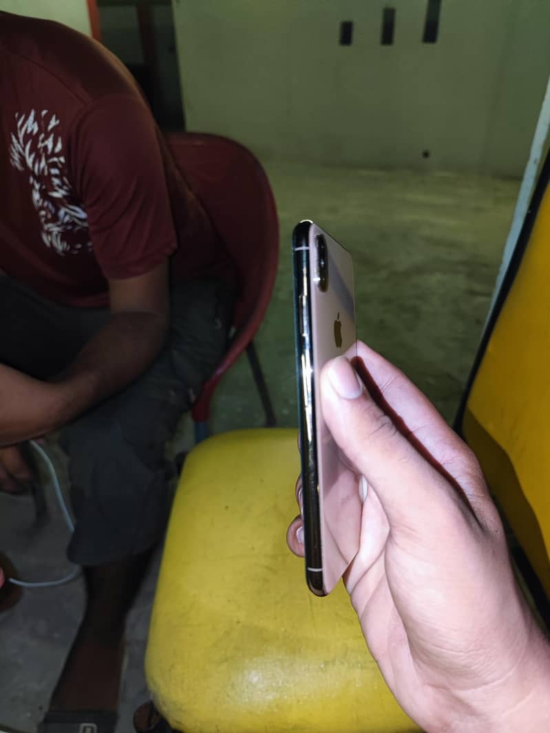 Apple iPhone XS Max 4
