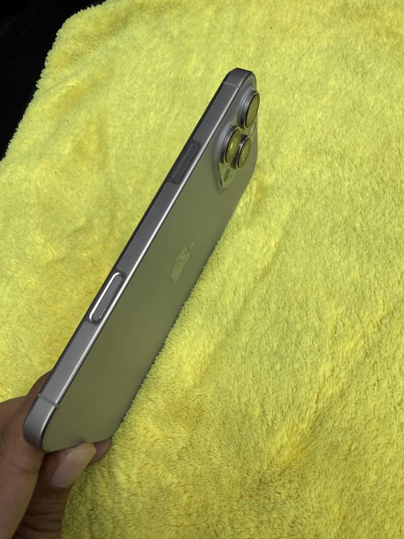 Apple iPhone 16 Pro Max 2