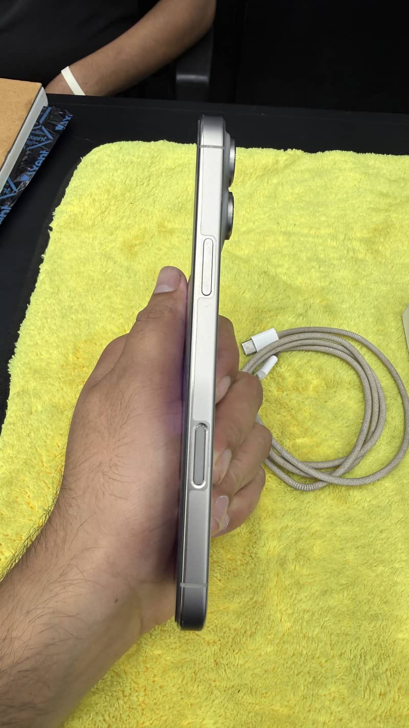 Apple iPhone 16 Pro Max 4