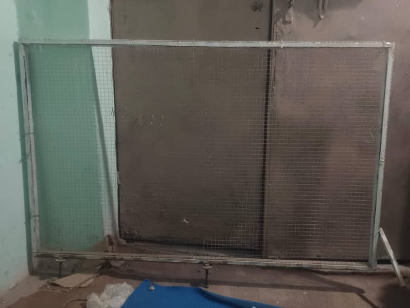 ​شاپ ڈسپلے جالی فریم سائز 30x48 - بہترین کنڈیشن 0