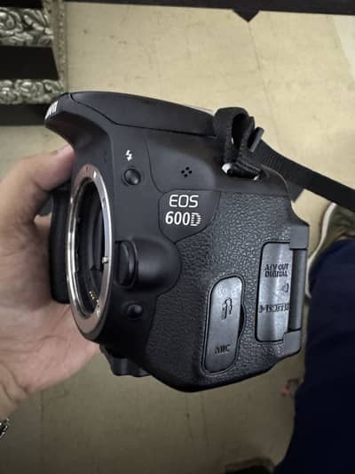 Canon EOS 600D with EFS 18-55mm lens , Bag and Accesories.