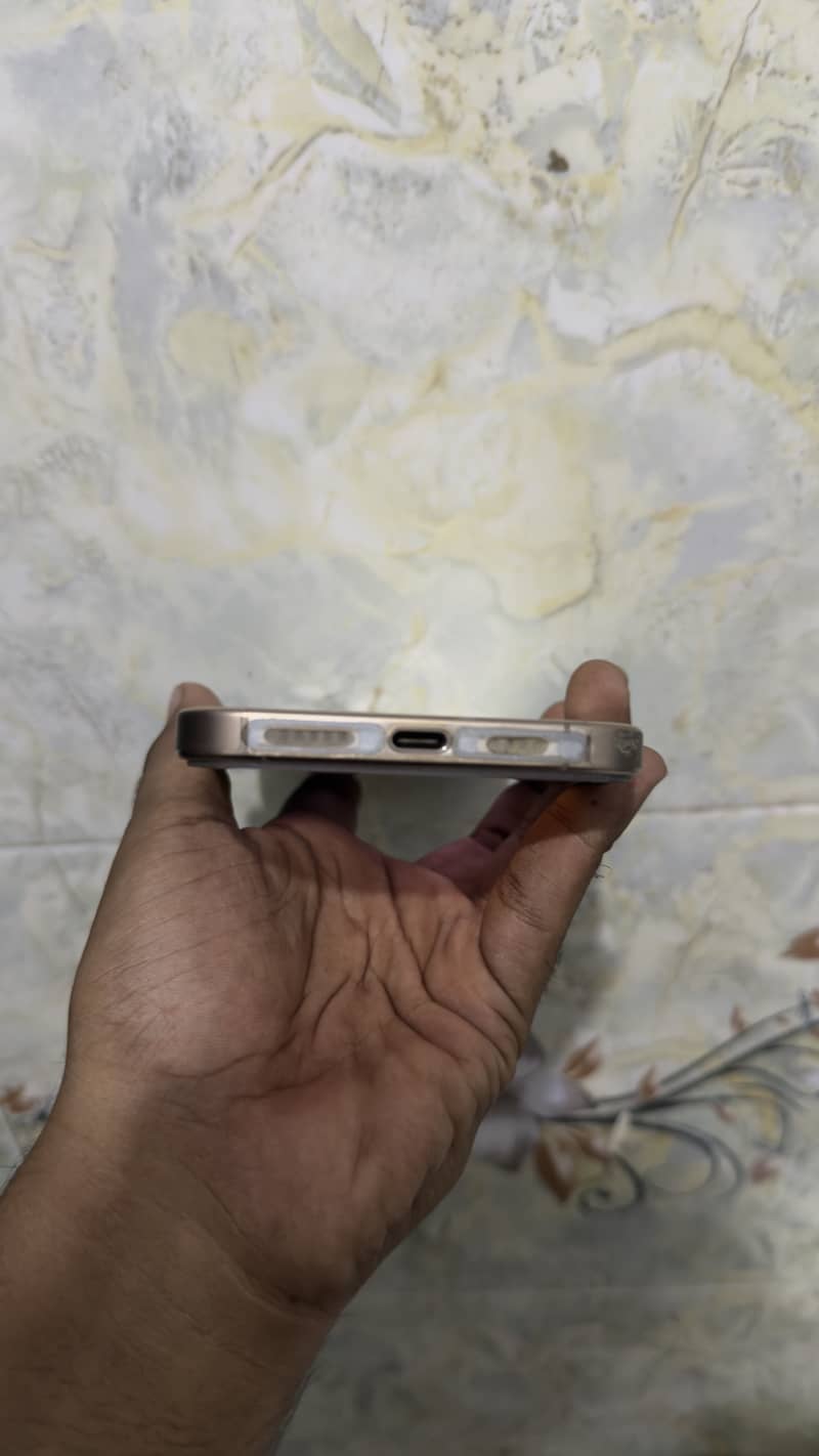 Apple iPhone 16 Pro Max 8