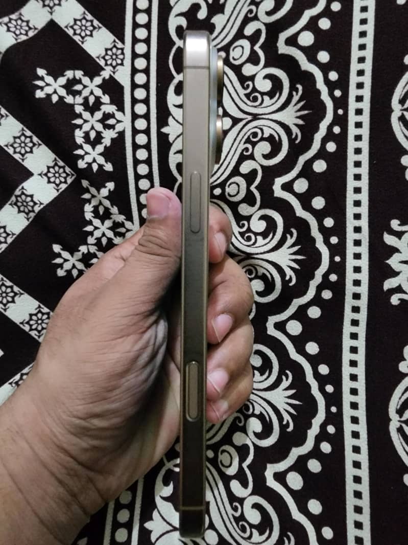Apple iPhone 16 Pro Max 2