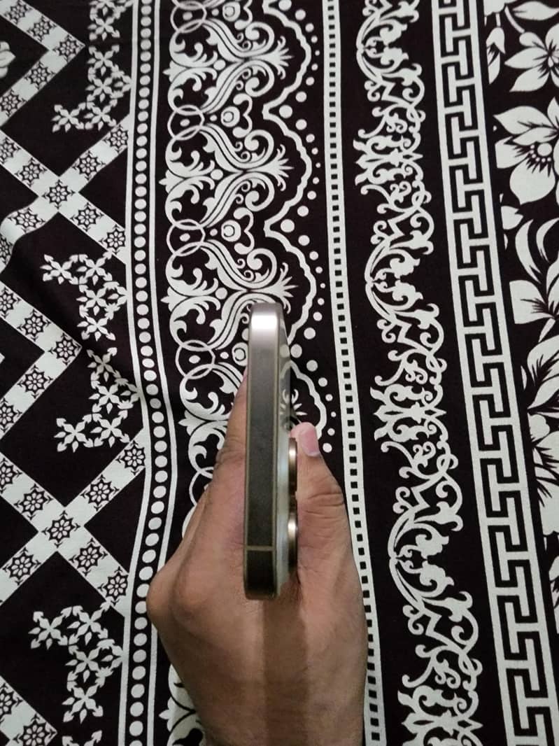 Apple iPhone 16 Pro Max 4